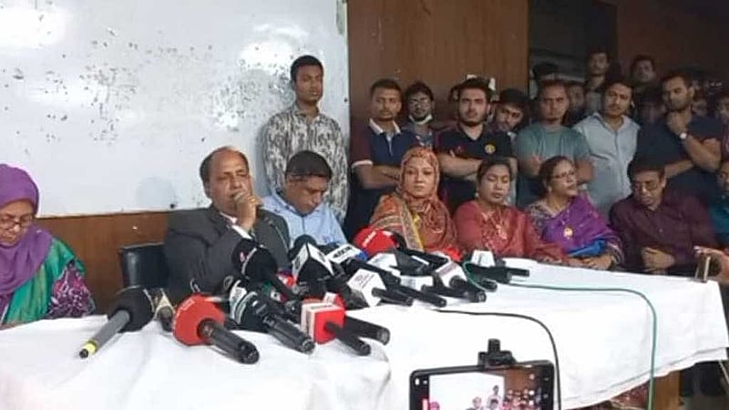 সংঘর্ষের পর ঢাকা কলেজের শিক্ষকদের সংবাদ সম্মেলন। 