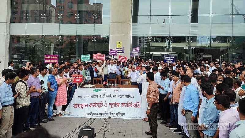 এনবিআর কর্মকর্তারা কর্মবিরতি কর্মসূচি প্রত্যাহার করলেও অসহযোগ জারি রেখেছেন। 