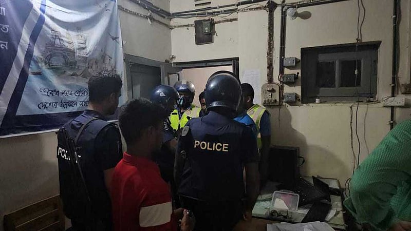 ২ এপ্রিল রাতে সশস্ত্র গোষ্ঠীর হামলা ও অর্থ লুটের পর বান্দরবানের রুমা সোনালী ব্যাংকে আইনশৃঙ্খলা বাহিনীর সদস্যরা অবস্থান নেন।