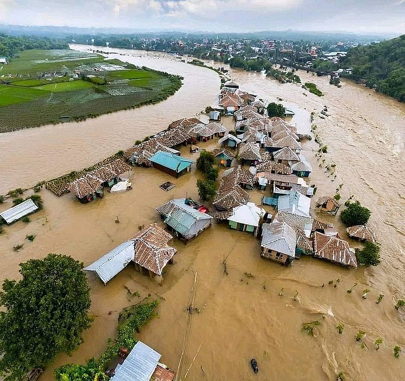 ভারতের ত্রিপুরা ডাম্বুর জলবিদ্যুৎকেন্দ্রের জলকপাট বাঁধ খুলে দেওয়ায় বাংলাদেশে বন্যার তীব্র রূপ, এমন একটি অভিযোগ উঠেছে। তবে ত্রিপুরা সরকার বলছে, এই তথ্য সঠিক হয়। আর সেই রাজ্যেও বন্যা পরিস্থিতি শোচনীয় আকার ধারণ করেছে। 