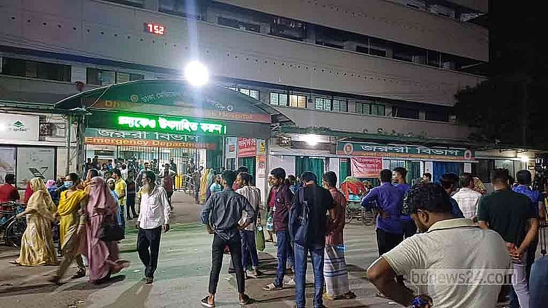 চিকিৎসকদের কর্মবিরতির কারণে রোববার ঢাকা মেডিকেল কলেজ হাসপাতালে চিকিৎসা নিতে আসা মানুষরা চরম দুর্ভোগে পড়ে।
