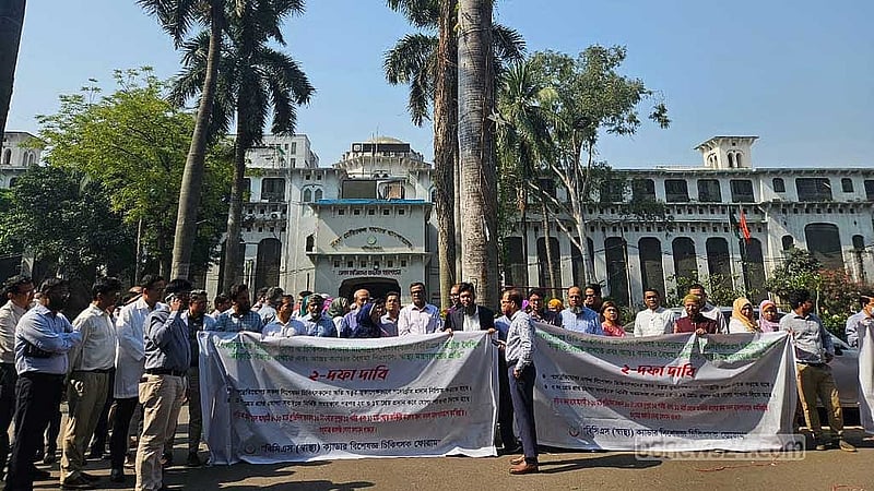 দাবি আদায়ে শনিবার সকালে ঢাকা মেডিকেল কলেজের পরিচালকের কার্যালয়ের সামনে বিশেষজ্ঞ চিকিৎসকদের অবস্থান।