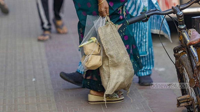 অনেকে নিজে থেকেই বাজারের কাজে চটের ব্যাগ ব্যবহার শুরু করেছেন। আবার টিস্যু ব্যাগ যে নিষিদ্ধ, তা জানেন না অনেকে। 