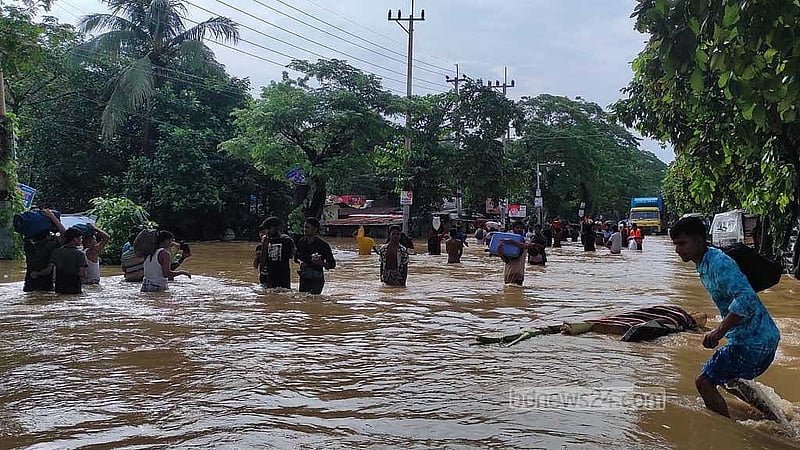 পানির তোড়ে একাধিক নদীর বাঁধ ভেঙে লোকালয়ে পানি ঢুকেছে। 