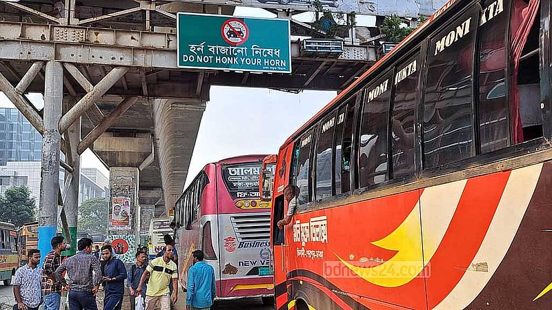 হর্ন বাজাতে নিষেধ করে চালানো প্রচার চালকদের কাছে পৌঁছতে পারছে না।
