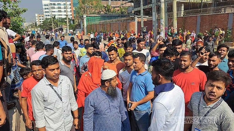 সরকার পতনের পর গাজীপুরে বেক্সিমকোর বিভিন্ন কারখানার শ্রমিকদের বেতনের দাবিতে প্রায়ই সড়কে নেমে বিক্ষোভ করতে দেখা যায়। ফাইল ছবি।