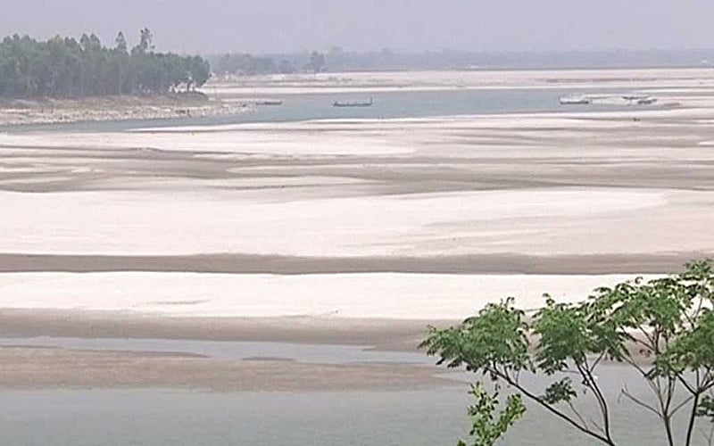 পানির অভাবে শুষ্ক মৌসুমে তিস্তায় জেগে ওঠা চর।