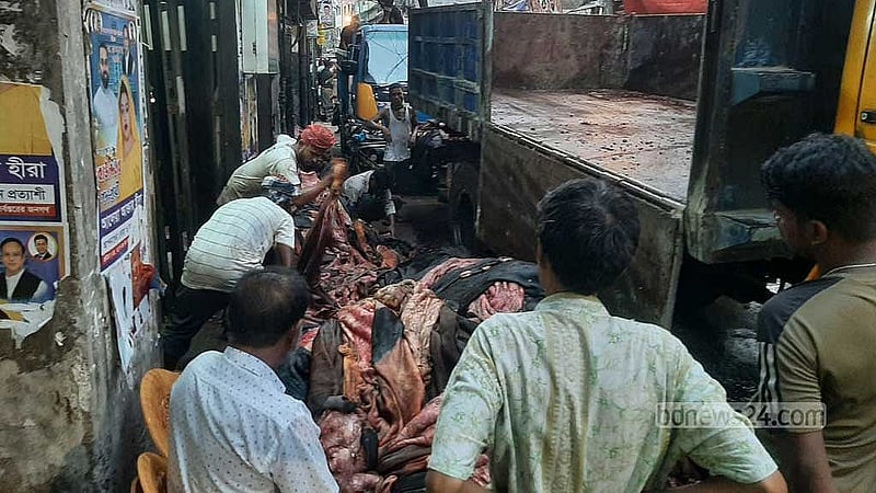 ব্যবসায়ীরা জানিয়েছেন, পোস্তায় ভিড় এবার কম। বেশিরভাগ আড়ত চলে গেছে সাভারের হেমায়েতপুরে।