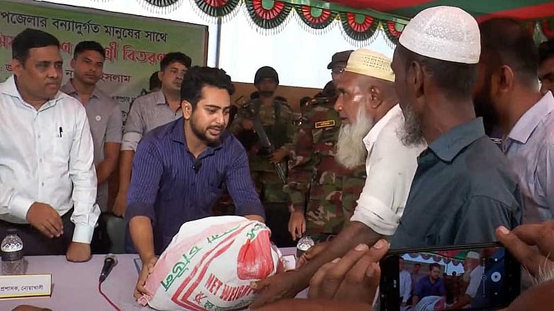 শুক্রবার বিকালে নোয়াখালীর বেগমগঞ্জে বন্যার্তদের মধ্যে ত্রাণ বিতরণ করেন তথ্য উপদেষ্টা নাহিদ ইসলাম।