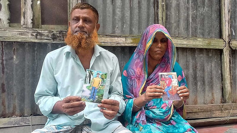 সৌদি আরবে সড়ক দুর্ঘটনায় নিহত সবুজ চৌকিদারের ছবি হাতে বাবা-মা।