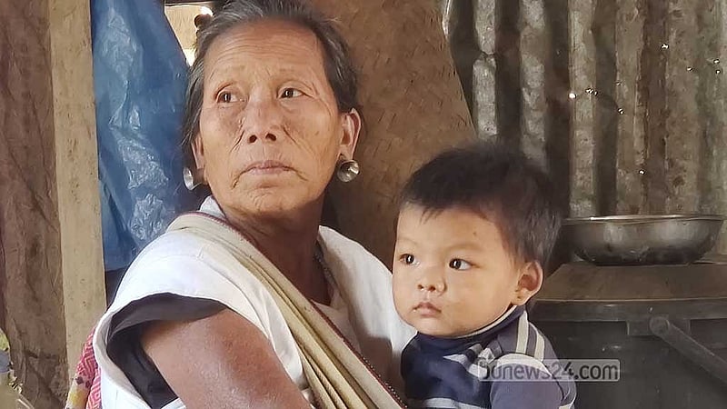 ঘরে নাতির সঙ্গে রেংমিটচ্যভাষী কুনরাও ম্রো (৬০)।