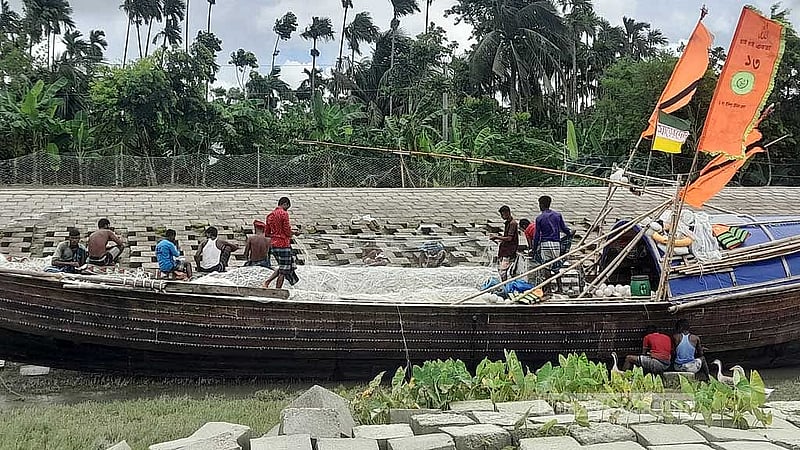 আশানুরূপ মাছ না পাওয়ায় অনেক জেলে নদীতেই নামছেন না। তাদেরকে নদী পাড়ে ট্রলার মেরামত এবং ছেঁড়া জাল ঠিক করতে দেখা গেছে।