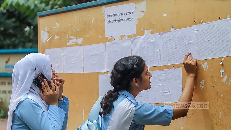 ভিকারুননিসা নূন স্কুল অ্যান্ড কলেজে মঙ্গলবার এইচএসসি পরীক্ষার ফলাফল বোর্ডে দেখছে শিক্ষার্থীরা। ছবি: আব্দুল্লাহ আল মমীন