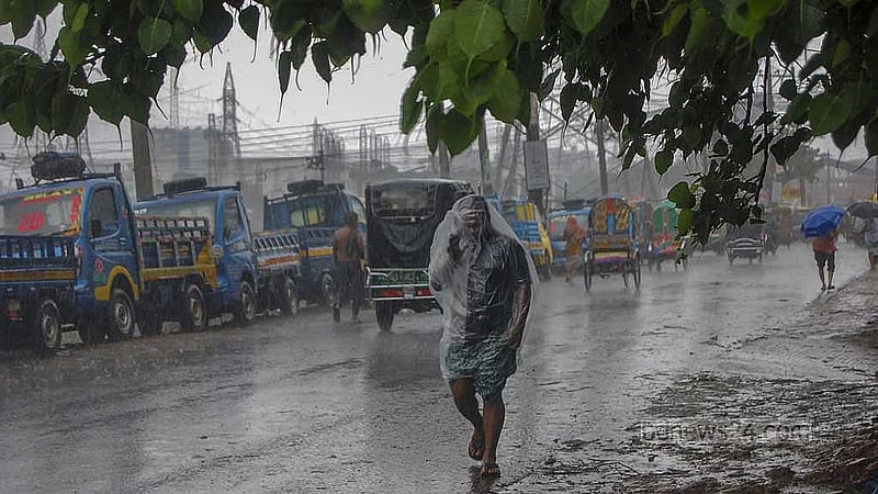 বৃষ্টির কারণে দিনভর রাজধানীতে মানুষের চলাচল ছিল কম।
