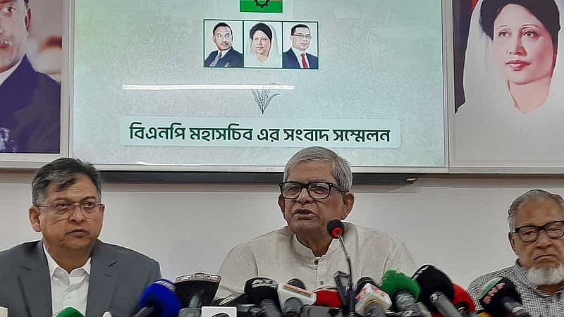 রোববার গুলশানে চেয়ারপারসনের কার্যালয়ে সংবাদ সম্মেলনে বক্তব্য রাখেন বিএনপি মহাসচিব মির্জা ফখরুল ইসলাম আলমগীর।