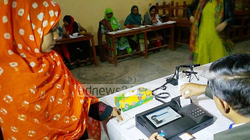 চারবারের জনপ্রতিনিধি এই নারী বলেন, “আমি নির্বাচনে নেমে যে টাকার খেলা দেখেছি, সেই টাকার খেলা খেলার মত টাকা আমার নেই। ব্যাপক সাড়া পাওয়ার পরেও নির্বাচন থেকে সরে দাঁড়িয়েছি।”