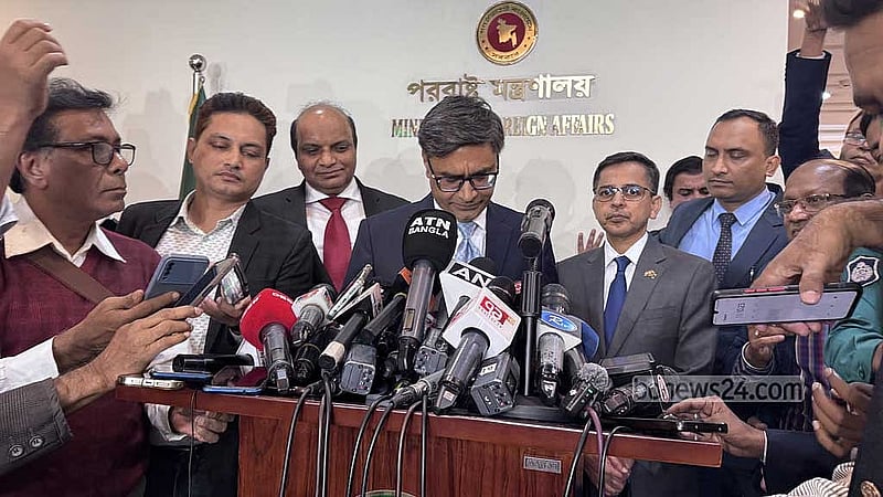 ঢাকায় পররাষ্ট্র মন্ত্রণালয়ে সোমবার পররাষ্ট্র উপদেষ্টা তৌহিদ হোসেনের সঙ্গে বৈঠকের পর ব্রিফিংয়ে ভারতের পররাষ্ট্র সচিব বিক্রম মিশ্রি।