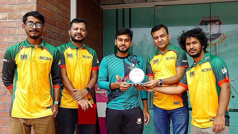মিরাজকে শুভেচ্ছা স্মারক দেয় বাংলাদেশ ক্রিকেট সাপোর্টার্স অ্যাসোসিয়েশন। ছবি: সৌজন্য।