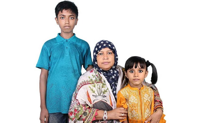 রেনুর দুই সন্তান মাহির ও তুবা, তাদের খালা নাজমুন নাহার নাজমার সঙ্গে