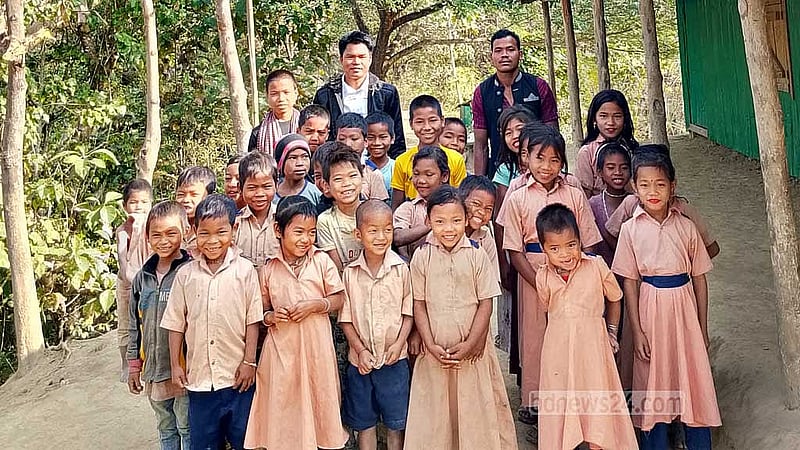 ক্রাংসি পাড়ার এই বেসরকারি প্রাথমিক বিদ্যালয়ে শিক্ষার্থীদের শেখানো হচ্ছে বাংলা ও রেংমিটচ্য ভাষা।