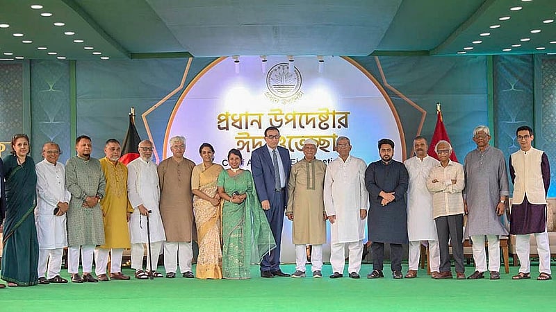 রোজার ঈদ উপলক্ষে তেজগাঁওয়ে প্রধান উপদেষ্টার কার্যালয়ে সোমবার বিভিন্ন শ্রেণি-পেশার মানুষ ও কূটনৈতিকদের সঙ্গে শুভেচ্ছা বিনিময় করেন প্রধান উপদেষ্টা মুহাম্মদ ইউনূস। ছবি: পিআইডি।
