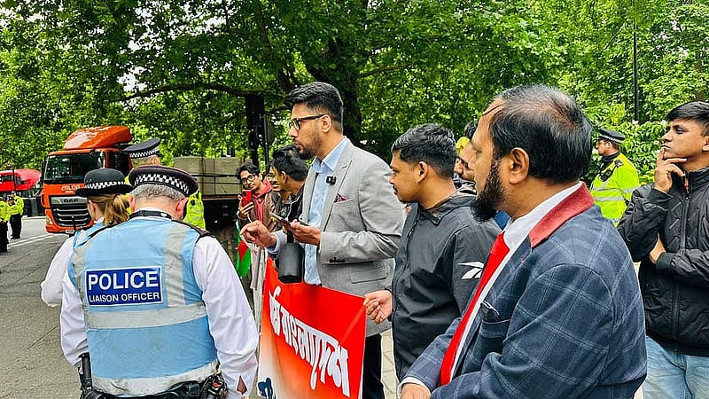লন্ডনে মুহাম্মদ ইউনূসের হোটেলের সামনে তার সমর্থকদের অবস্থান। 