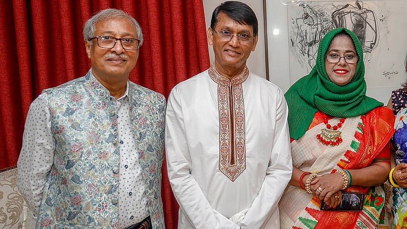 এক ফ্রেমে আলোকচিত্রী নাসির আলী মামুনের সঙ্গে অভিনয়শিল্পী আজিজুল হাকিম এবং তার স্ত্রী নাট্যকার স্ত্রী জিনাত হাকিম
