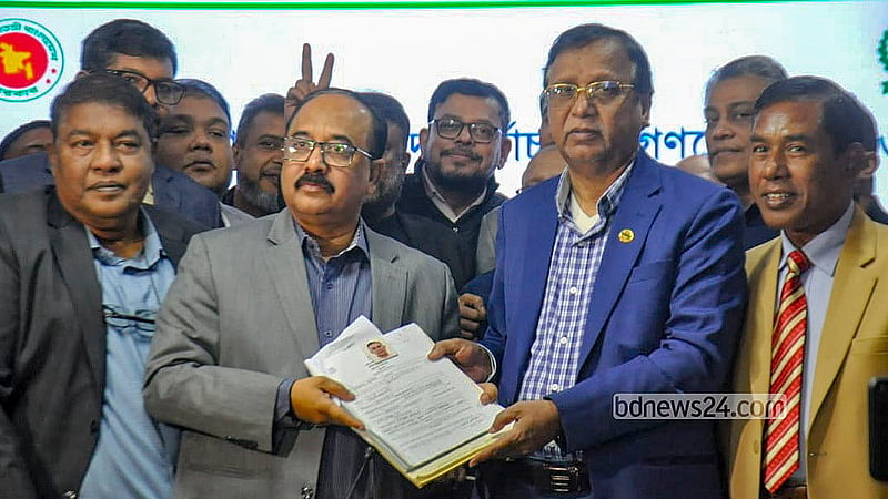 ঢাকা বিভাগীয় কমিশনার ও রিটার্নিং অফিসারের কার্যালয়ে ২৯ ডিসেম্বর বিএনপি চেয়ারম্যান তারেক রহমানে পক্ষে মনোনয়নপত্র জমা দেন তার উপদেষ্টা পরিষদের সদস্য আবদুস সালাম। ছবি: আবদুল্লাহ আল মমীন।
