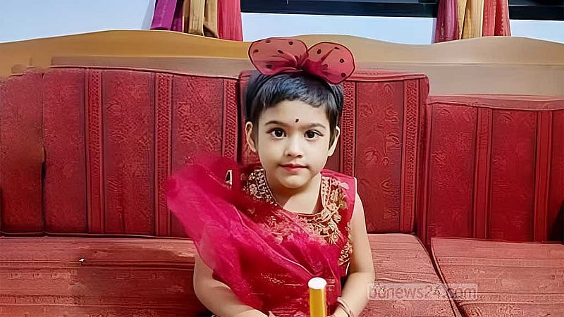 ৬ বছরের শিশু রিয়া গোপ; আন্দোলনের সময় ছাদে খেলছিলেন; মাথায় গুলিবিদ্ধ হয়ে নির্মম মৃত্যু হয় তার৷ 