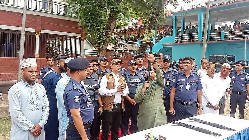 শোলাকিয়ার রেওয়াজ অনুযায়ী জামাত শুরুর আগে তিনবার বন্দুকের গুলি ফুটিয়ে নামাজের প্রস্তুতি নিতে সংকেত দেওয়া হয়।