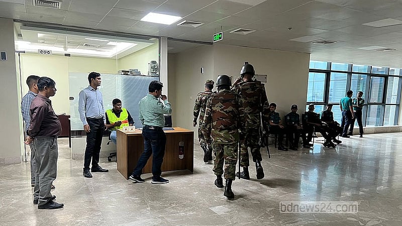 এনবিআর চেয়ারম্যান রোববার কার্যালয়ে আসার পর সেনাবাহিনীর একটি দলও সেখানে যায়। 