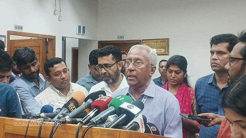 নির্বাচন কমিশনের বৈঠক শেষে সোমবার রাতে বিফ্রিংয়ে ইসি সচিব আখতার আহমেদ।