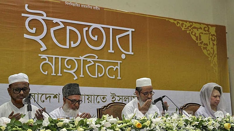 বিএনপির প্রতিষ্ঠাতা জিয়াউর রহমানের বদান্যতায় জামায়াতে ইসলামী বাংলাদেশে রাজনীতি করার সুযোগ করে পেয়েছিল। আর জিয়ার স্ত্রী খালেদা জিয়া যুদ্ধাপরাধী দুই জামায়াত নেতাকে বানিয়েছিলেন সরকারের মন্ত্রী। ২০১০ সালের ২৩ অগাস্ট জামায়াতের ইফতার মাহফিলে খালেদা জিয়া। জামায়াতের তখনকার আমীর মতিউর রহমান নিজামীকেও ছবিতে দেখা যাচ্ছে।