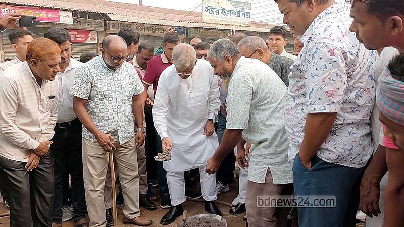 ঠাকুরগাঁও জেলা বিএনপি কার্যালয়ের নতুন ভবন নির্মাণ কাজের উদ্বোধন করেন মির্জা ফখরুল ইসলাম আলমগীর। 