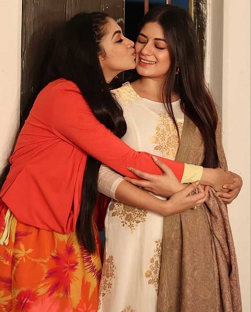 ‘নীলচক্র’ সিনেমার দৃশ্যে মন্দিরা চক্রবর্তী ও প্রিয়ন্তী ঊর্বী। ছবি: পরিচালকের সৌজন্যে।