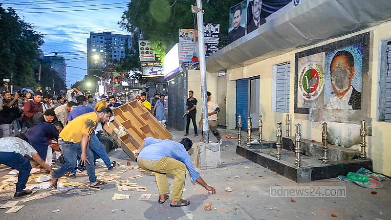 রাজধানীর কাকরাইলে জাতীয় পার্টির (জাপা) কেন্দ্রীয় কার্যালয়ে শনিবার সন্ধ্যায় হামলা চালায় একদল বিক্ষোভকারী। সেসময় ভবনে ভাঙচুর ও আগুন দেওয়া হয়।