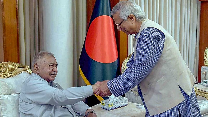 গণফোরামের সভাপতি ড. কামাল হোসেনের সঙ্গে প্রধান উপদেষ্টা ড. মুহাম্মদ ইউনূস।