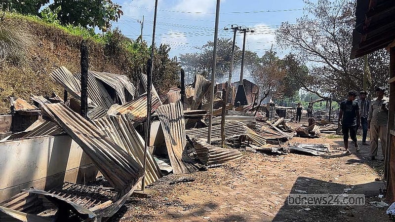 বৃহস্পতিবার খাগড়াছড়িতে বাঙালি-পাহাড়িদের মধ্যে সংঘাতের মধ্যে গুলিবিদ্ধ হয়ে তিন জন পাহাড়ির মৃত্যুর তথ্য পাওয়া যায়। আইএসপিআর বলছে বুধবার উচ্ছৃঙ্খল জনতার’ পিটুনিতে মো: মামুন নামে একজনের মৃত্যুতে এর সূচনা।