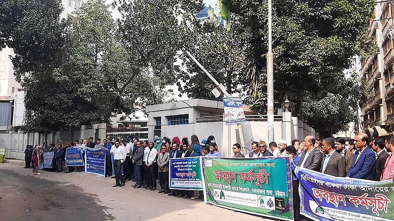 চট্টগ্রামভিত্তিক শিল্পগোষ্ঠী এস আলম গ্রুপের চেয়ারম্যান সাইফুল ইসলাম মাসুদের পাঁচলাইশের বাসার সামনে অবস্থান কর্মসূচি পালন করেছেন ফার্স্ট সিকিউরিটি ইসলামী ব্যাংকের কর্মকর্তারা। এ ব্যাংকের পর্ষদ দীর্ঘদিন এস আলম ও তার পরিবারের নিয়ন্ত্রণে ছিল। বলা হচ্ছে, বিভিন্ন ব্যাংক থেকে অনিয়মের মাধ্যমে নেওয়া বিপুল পরিমাণ ঋণের অর্থ পাচার করেছেন এস আলম।