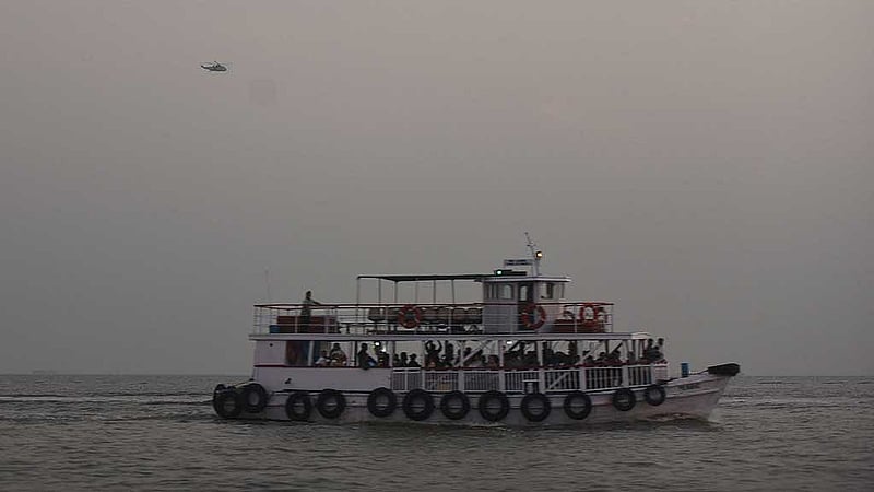 মুম্বাই উপকূলে নৌদুর্ঘটনার পর উদ্ধারকাজে এগিয়ে আসে একটি সামরিক হেলিকপ্টর। ছবি: রয়টার্স 