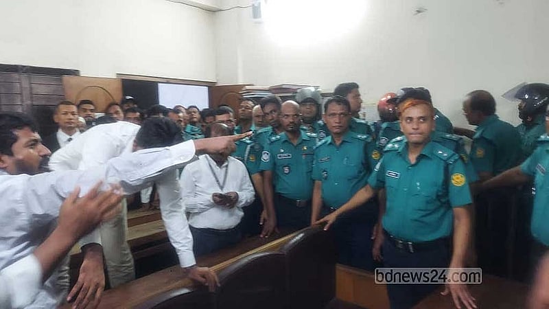 শুনানি শেষে এজলাসে ইনু ও মেননের দিকে তেড়ে যান বিএনপি সমর্থক আইনজীবীরা।