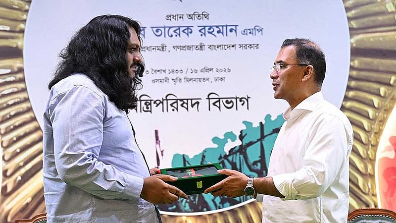 জাফরুল্লাহ চৌধুরীর পদক গ্রহণ করেন তার ছেলে বারীশ হাসান চৌধুরী।