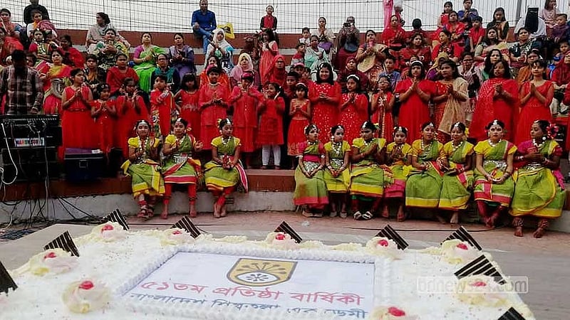 বরিশাল শিল্পকলা একাডেমিতে কেক কাটা হয়। ছবি: অভিনয়শিল্পী কাজী রোখসানা রুমার সৌজন্যে।