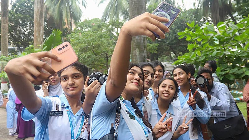 এইচএসসি পরীক্ষার ফলাফলের উচ্ছাসে নিজেদের মোবাইল ক্যামেরায় ধরে রাখছে ভিকারুননিসা নূন স্কুল অ্যান্ড কলেজের শিক্ষার্থীরা। ছবি: আব্দুল্লাহ আল মমীন