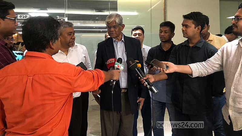 এনবিআরে মঙ্গলবার মতবিনিময়ের পর সাংবাদিকদের সঙ্গে কথা বলে অর্থ ও বাণিজ্য উপদেষ্টা সালেহউদ্দিন আহমেদ।    