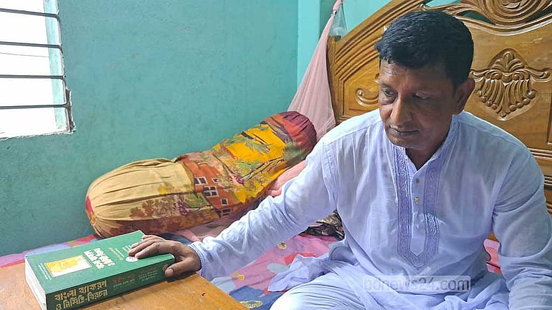 নাফিসার বাবা আবুল হোসেন; মেয়ের বই দেখাতে গিয়ে হতবিহ্বল হয়ে রইলেন তিনি। 