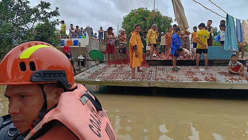 বন্যাকবলিত বিকোল অঞ্চলে উদ্ধার কার্যক্রম চালাচ্ছে ফিলিপিন্সের কোস্টগার্ড। ছবি: রয়টার্স 