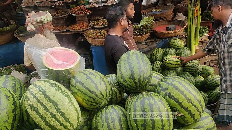 একদিনের ব্যবধানে শনিবার প্রতিকেজি তরমুজের দাম বেড়ে যায় ২০ থেকে ৩০ টাকা। ফাইল ছবি।