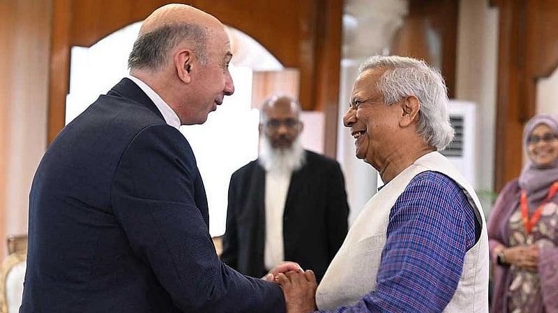নিউ ডেভেলপমেন্ট ব্যাংকের ভাইস প্রেসিডেন্ট ভ্লাদিমির কাজবেকভ মঙ্গলবার ঢাকায় রাষ্ট্রীয় অতিথি ভবন যমুনায় অন্তর্বর্তী সরকারের প্রধান উপদেষ্টা অধ্যাপক মুহাম্মদ ইউনূসের সঙ্গে সাক্ষাৎ করেন। ছবি: পিআইডি