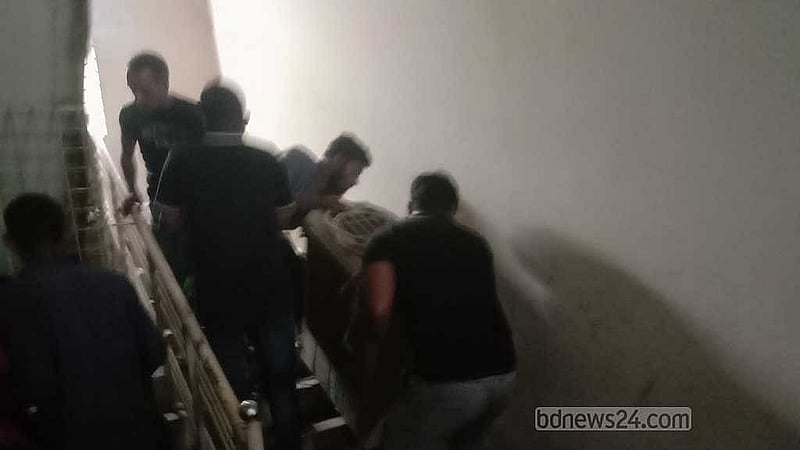 পুড়িয়ে দেওয়া বাড্ডা থানা ভবন থেকে যা যা পেরেছে নিয়ে গেছে। মঙ্গলবার দুপুরে।